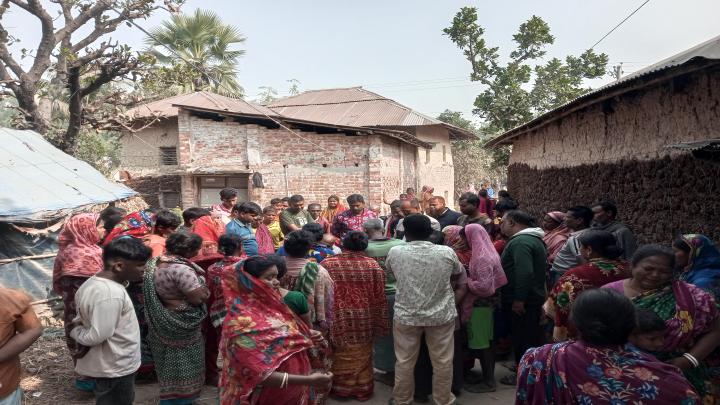 ‎রাণীনগরে আগুনে দগ্ধ গৃহবধুর মৃত্যু নিয়ে নানান গুঞ্জন